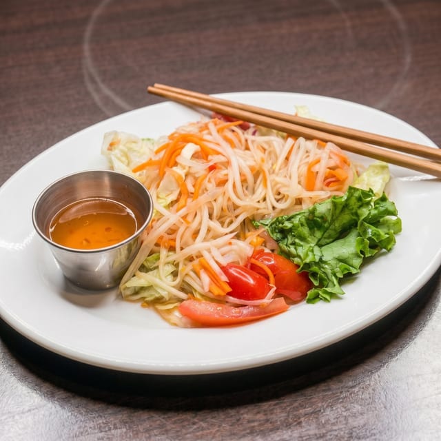 Som Tum (Papaya Salad).
